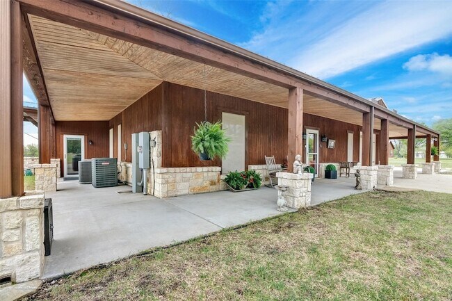 Foto del edificio - 18754 Farm to Market Rd 2755