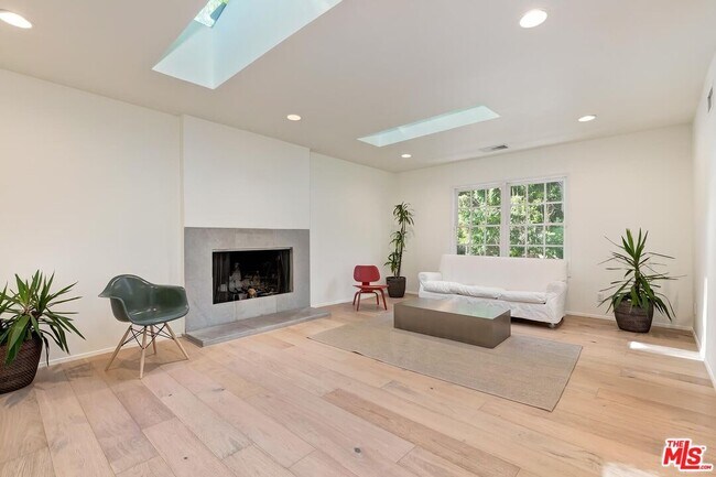 Building Photo - 7586 Woodrow Wilson Dr