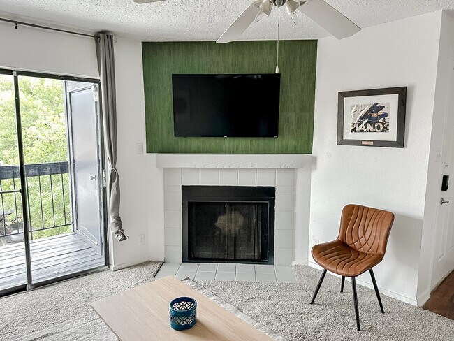 Foto del edificio - 1030 1/2 Clayton Ln
