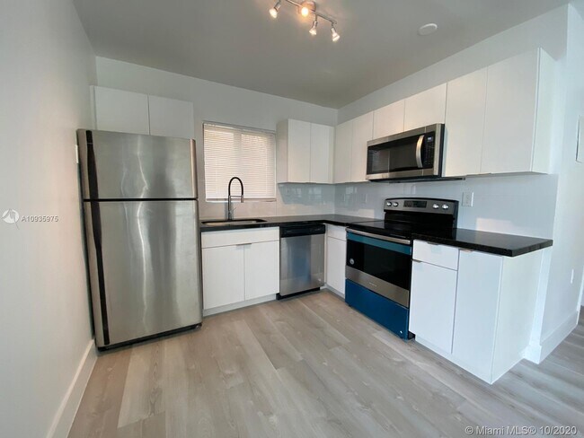 Foto del edificio - 1800 NE 56th St