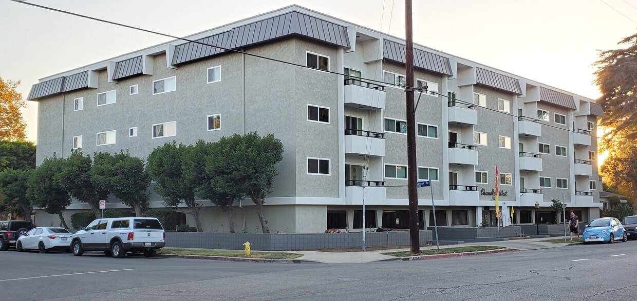 Chandler West Apartments - 14340 Chandler Blvd