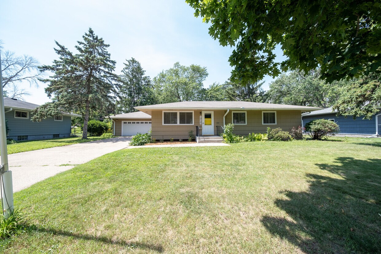 Foto principal - 10130 Fremont Ave S
