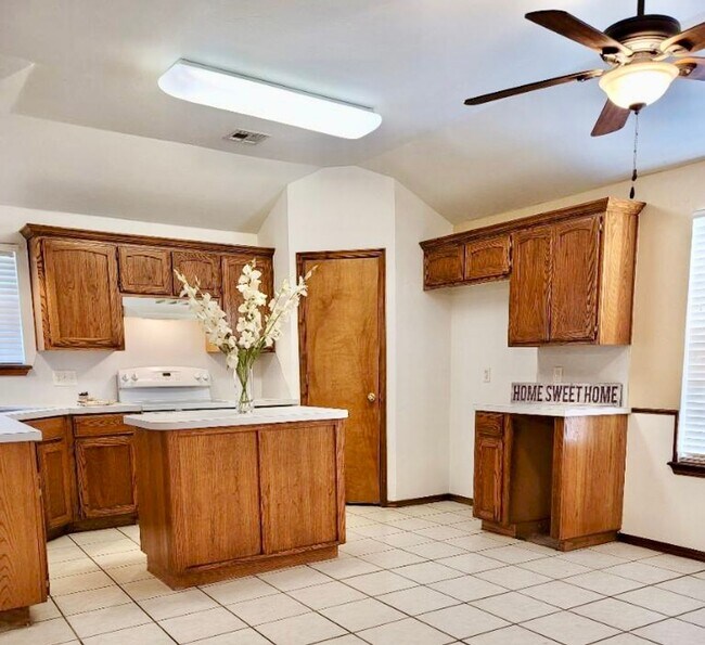 Building Photo - Beautifully Updated 3 Bedroom, 2 Bath Home with two Bonus Spaces!