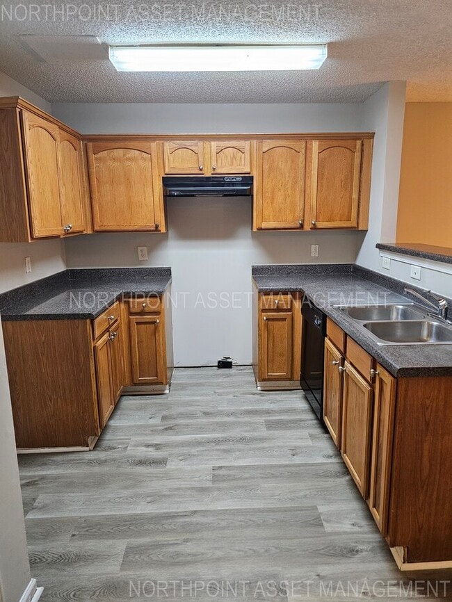 Foto del edificio - Spacious 4-Bedroom Townhouse with Modern U...