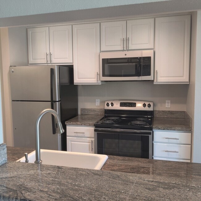 Building Photo - 6007 Lakeview Dr