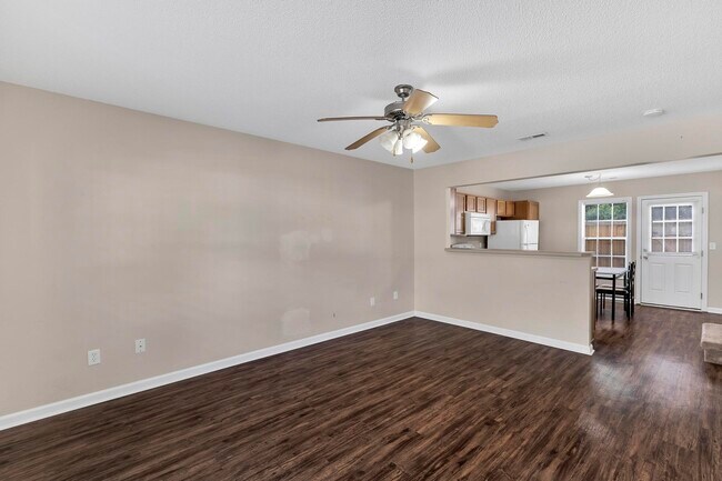 Building Photo - 215 Palace Cir