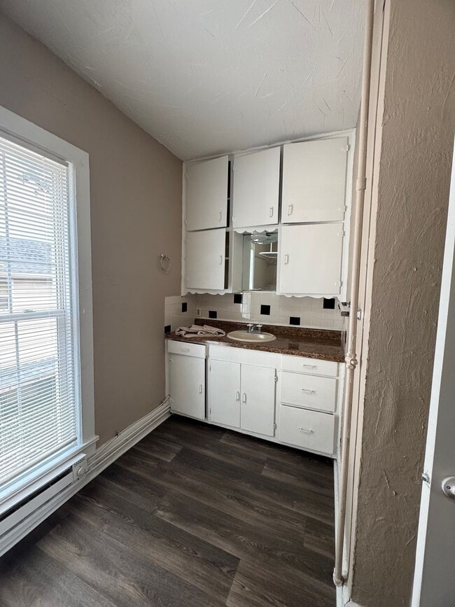 Building Photo - EVH Rentals (1049 Park Ave)