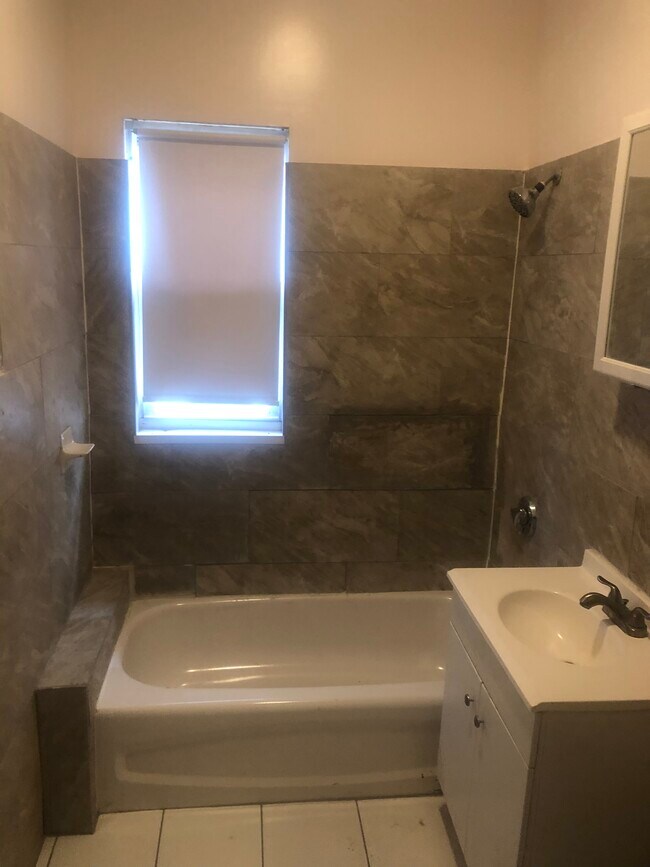 Bathroom - 23 Holiday St
