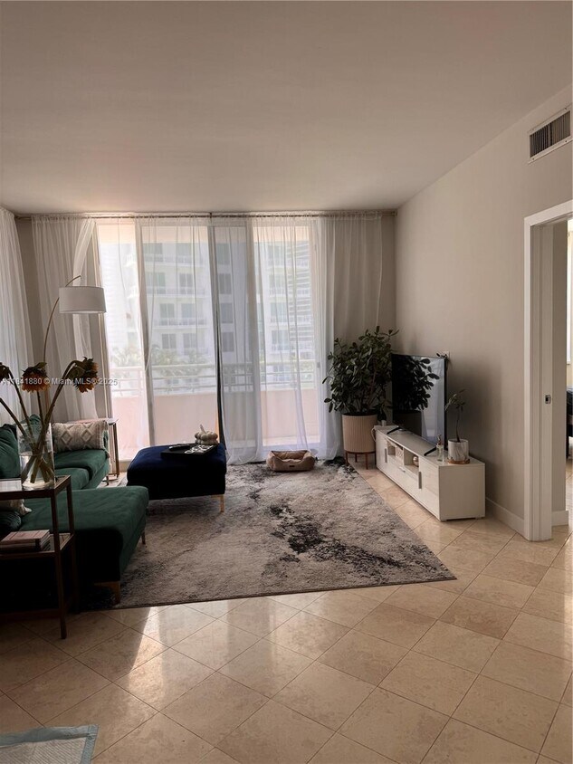 Foto principal - 888 Brickell Key Dr