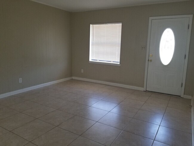Building Photo - 6403 Hampton Road Pensacola, FL 32505 Ask ...