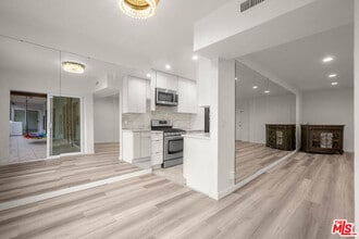 Building Photo - 423 Rexford Dr