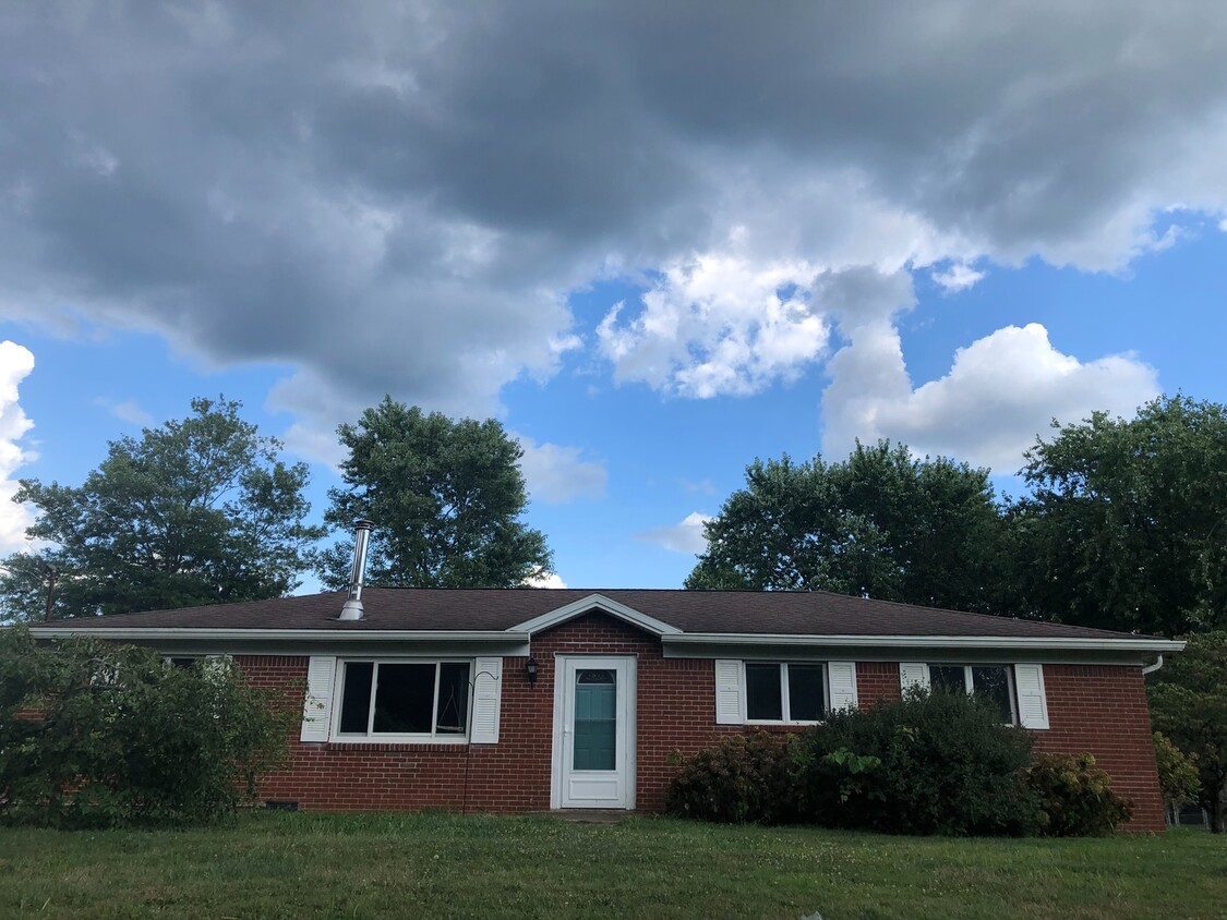 Foto principal - 3 bedroom ranch home Available August 2025...