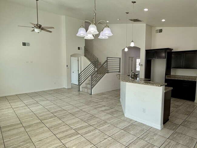 Foto del edificio - Two story San Luis Rental on a large corner lot.