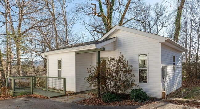 Building Photo - 477 Probart St