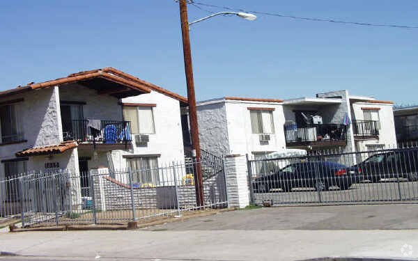 Foto del edificio - 1015 Leslie Rd