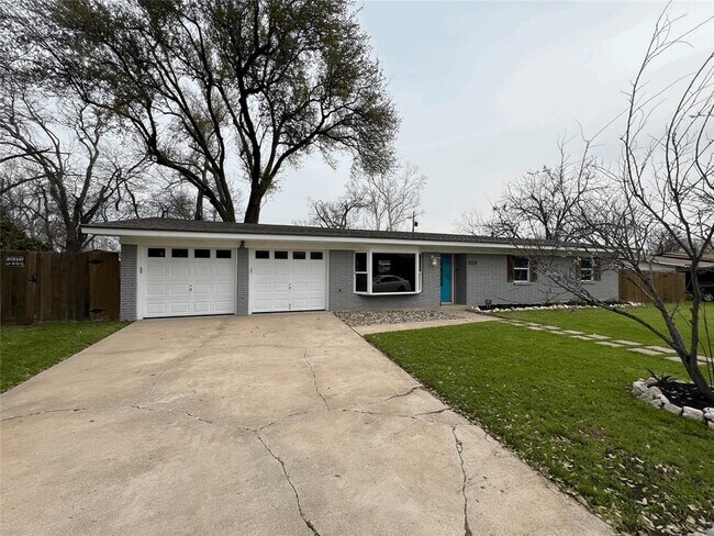 Building Photo - 808 Salem Ln