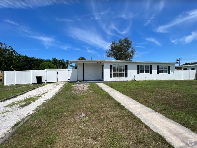 Building Photo - 1011 Bianca Dr NE