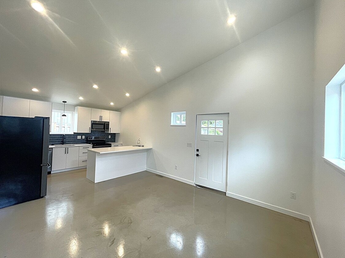 Primary Photo - Brand New - 2 bedroom, AC, Full Kitchen, L...