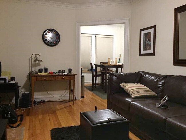 Foto del edificio - 927 W Oakdale Ave