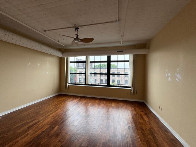 Foto del edificio - Down Town luxury condo is in a newly renov...