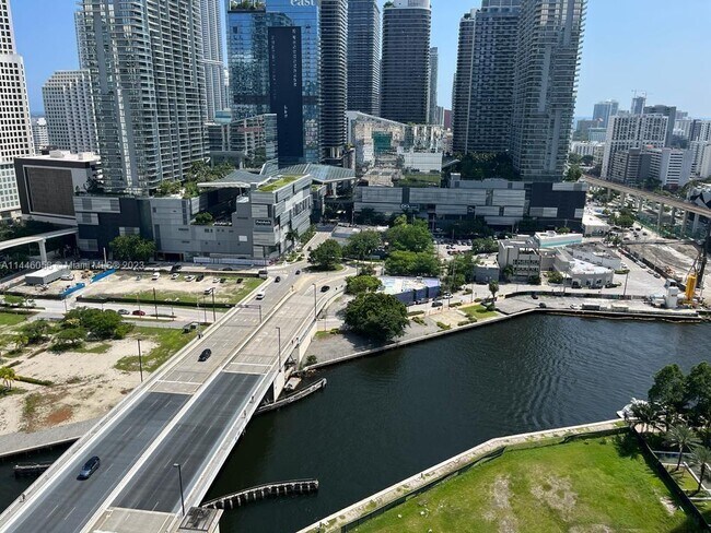 Foto del edificio - 350 S Miami Ave