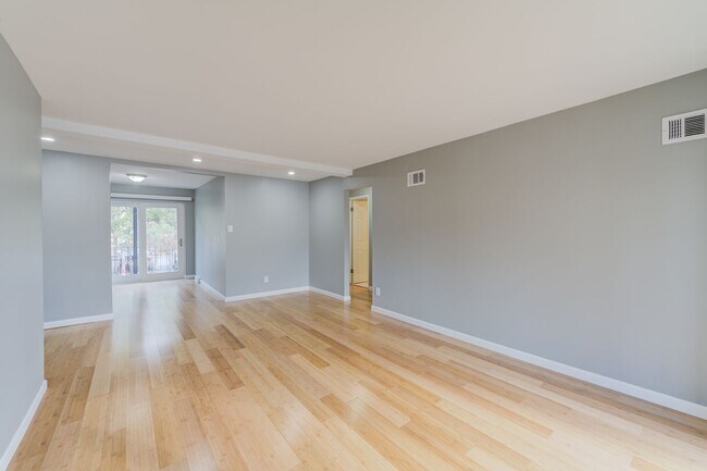 Foto del edificio - Minutes from I-170. Ask about our Move in ...
