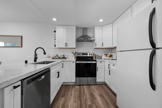 Foto del edificio - Beautifully remodeled 2 BR 2 BA condo w/ i...