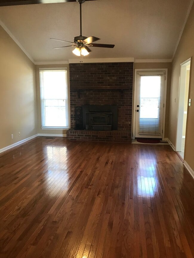 Building Photo - 3 Bedroom Home with Bonus Room For Rent!