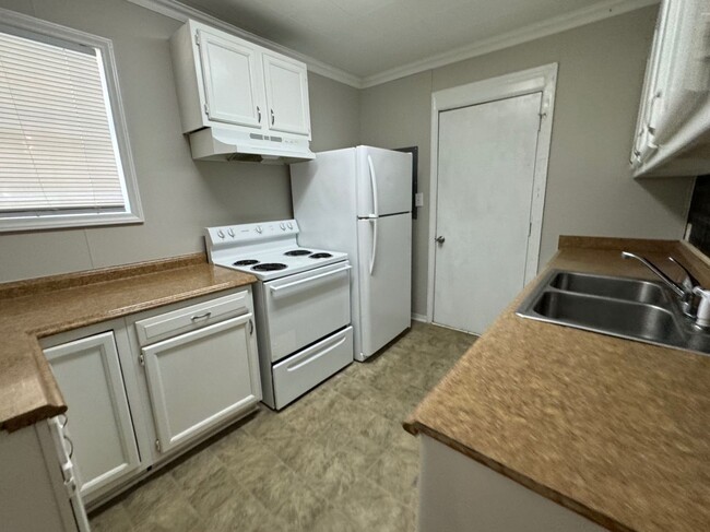 Building Photo - BELOW MARKET RENT!