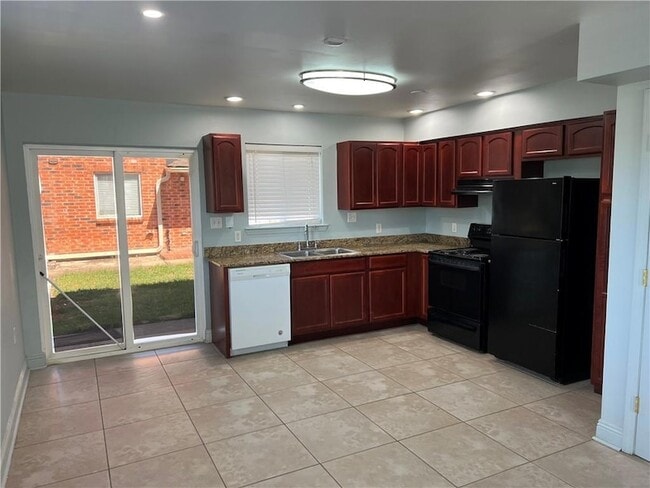 Building Photo - 3209 Golden Dr