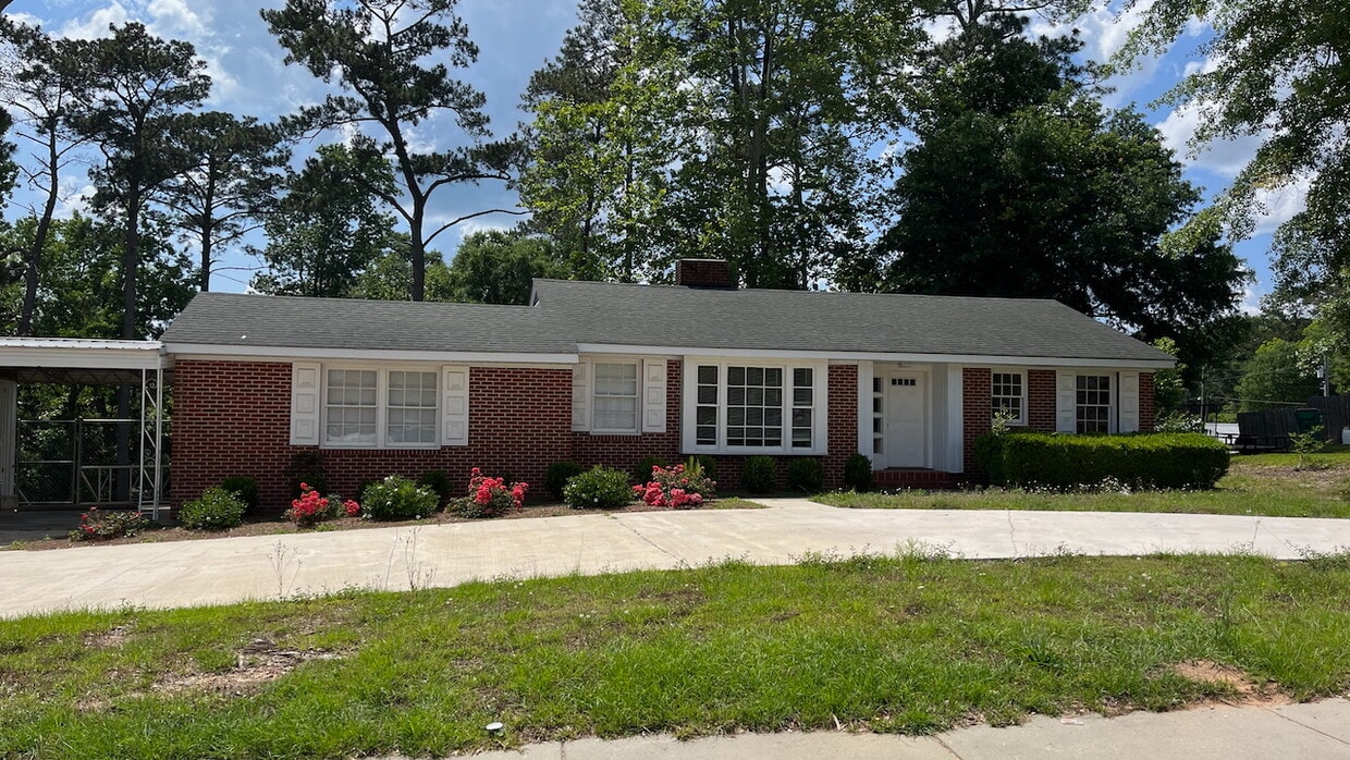 Primary Photo - 307 S George Wallace Dr