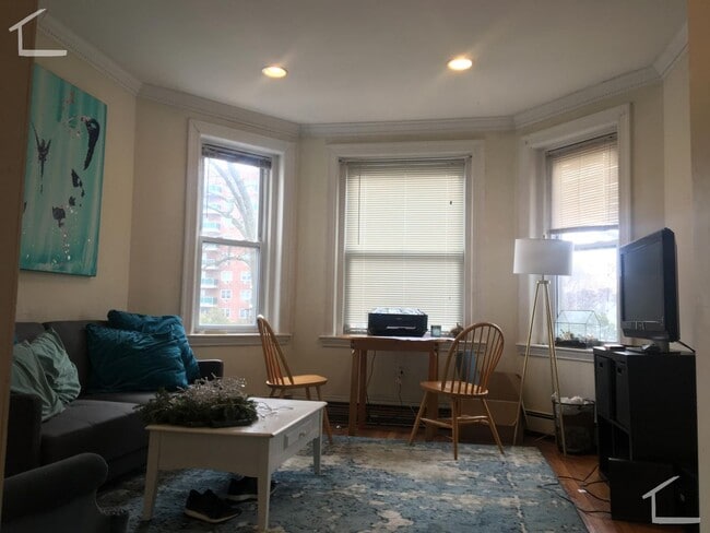 Building Photo - Desirable BU Location. Walk to School. Spacious Unit. Central Heat/AC, Laundry on a Site, Parking...