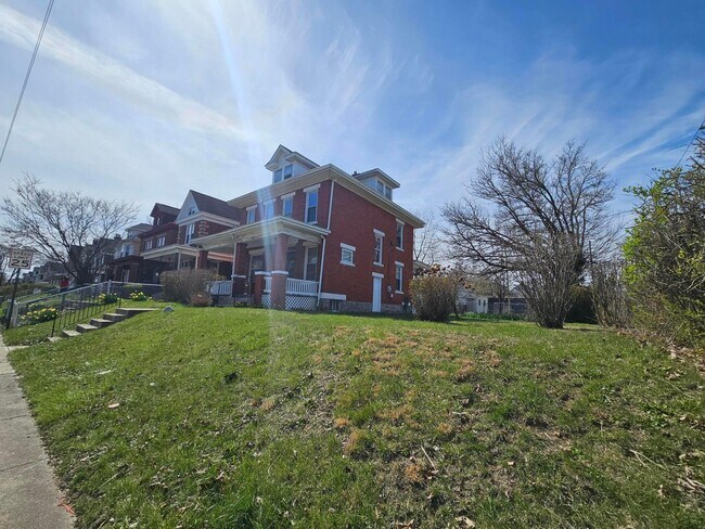 Foto del edificio - 831 Linwood Ave