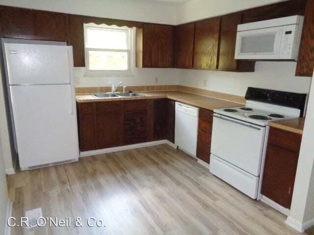 Foto del edificio - 854-856 Linworth Rd E