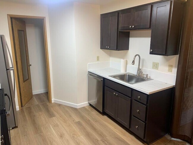 Building Photo - Recently Renovated Raleigh Hills Townhouse