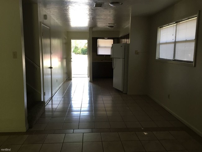 Building Photo - 2 br, 1 bath Duplex - 1208 Holik Dr B