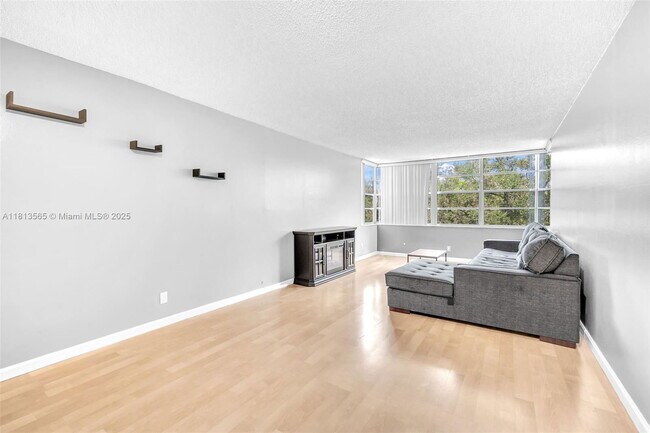 Foto del edificio - 6500 Cypress Rd