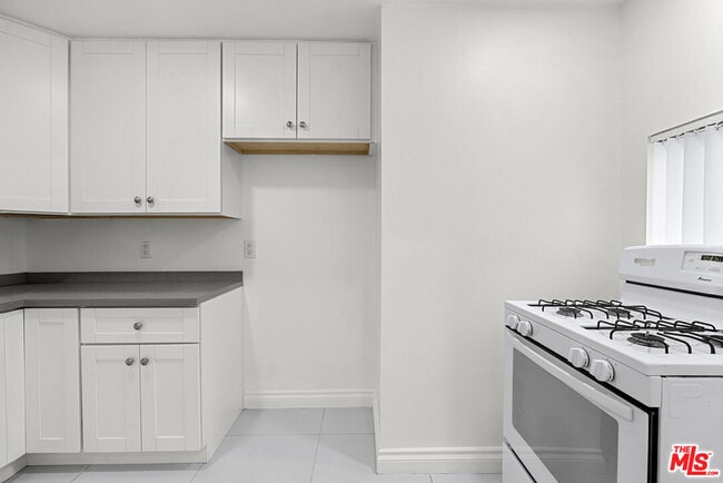 Foto del edificio - 1170 N Bronson Ave