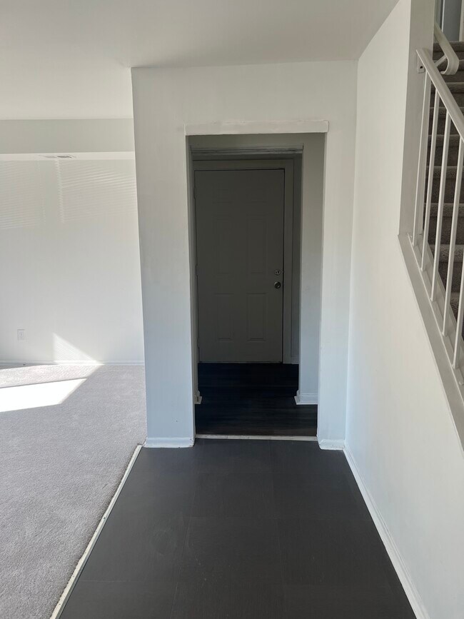 Entryway - 615 E 5th St
