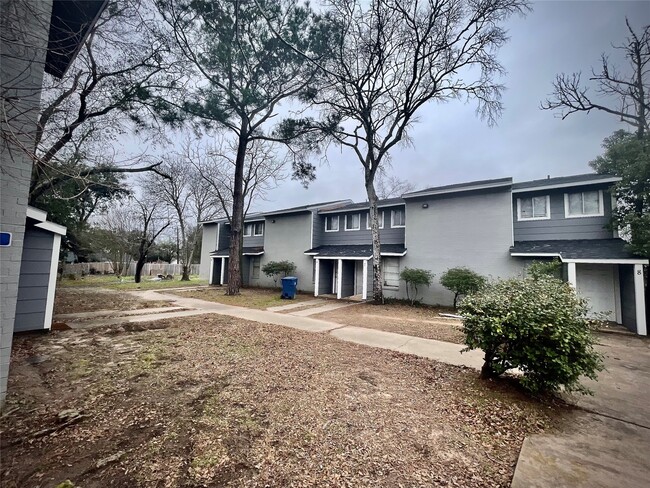 Building Photo - 702 Hargest St