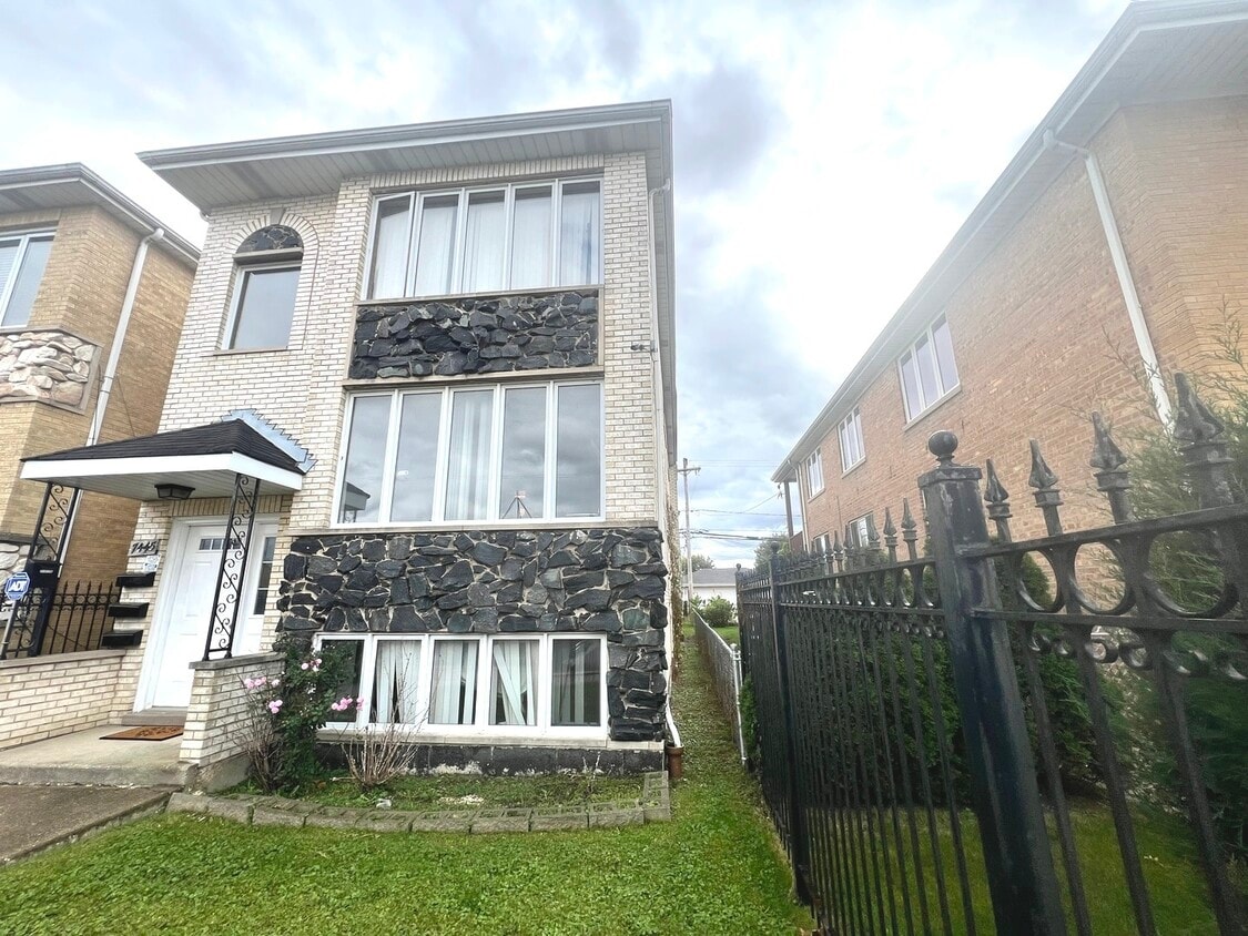 Primary Photo - 7445 W Belmont Ave