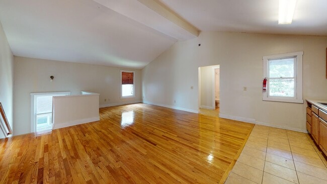 Building Photo - 242 E 18th Ave