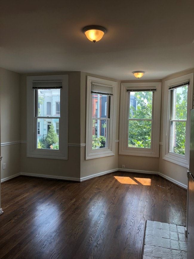 Building Photo - 427 7th St SE