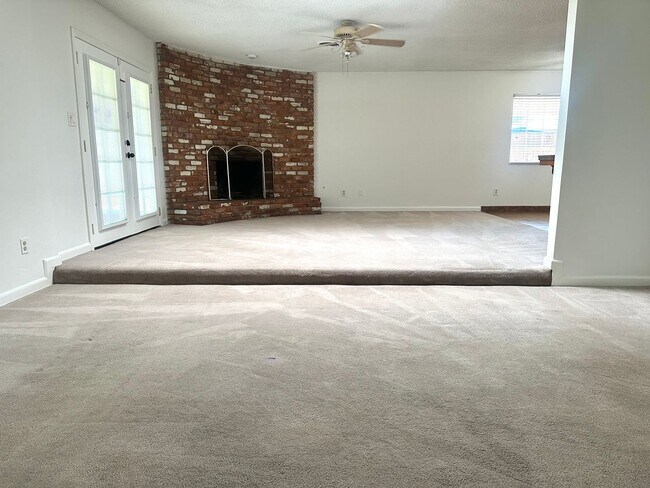 Building Photo - READY NOW! RV PARKING!