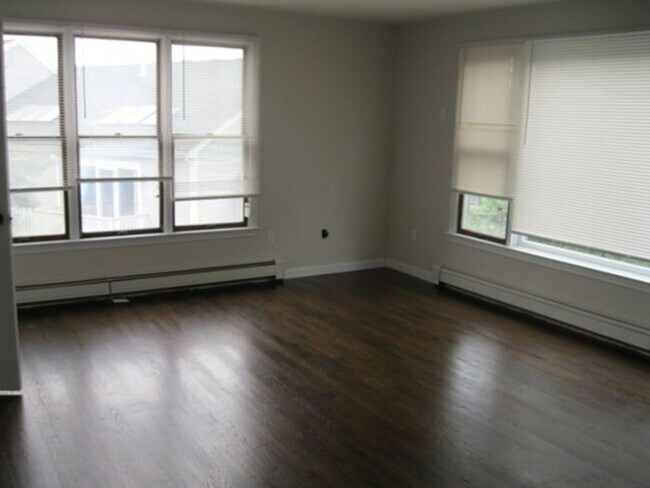 Foto del edificio - 4-bed/4-bath Modern Townhouse Oak Square
