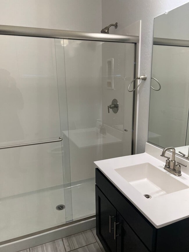 Building Photo - gated community 4 bed 2 bath home