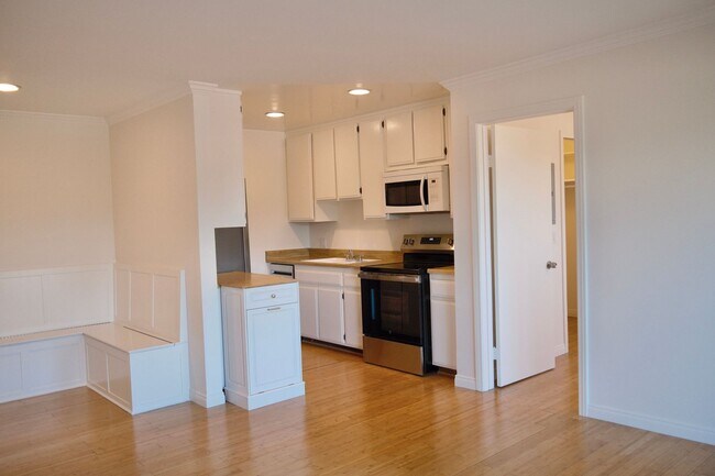 Foto del edificio - Bright and Spacious 2 Bed/ 2 Bath with Private Balcony, Views, In Unit Laundry and Parking in the...