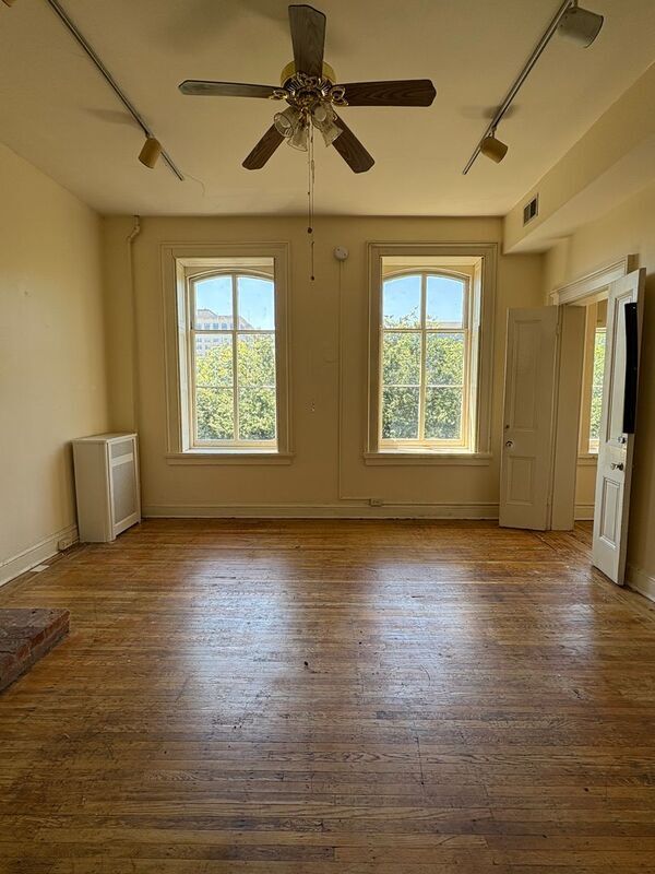 Building Photo - 24 E Mt Vernon Pl