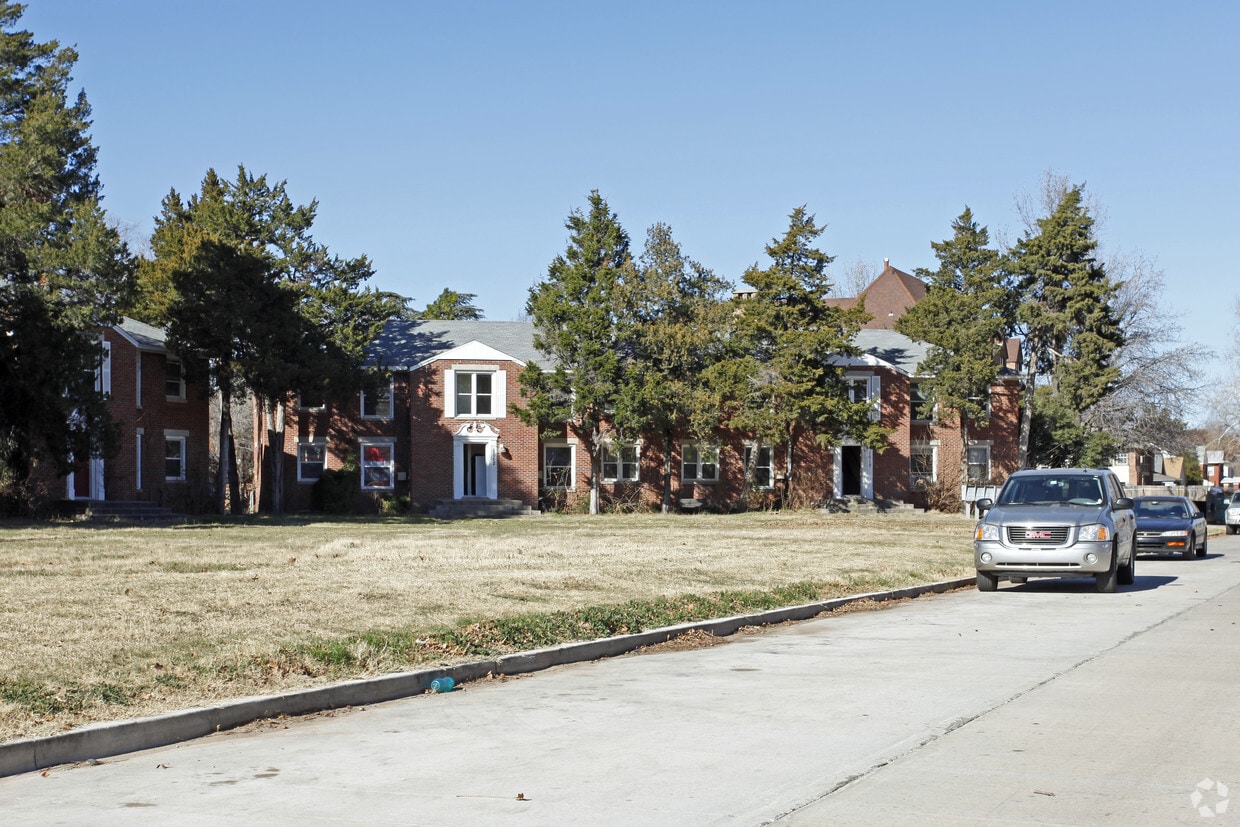 Building Photo - College Park Apartments