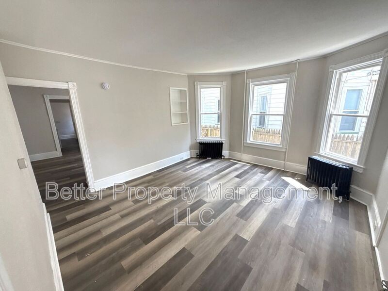 Foto principal - 98 W Main St